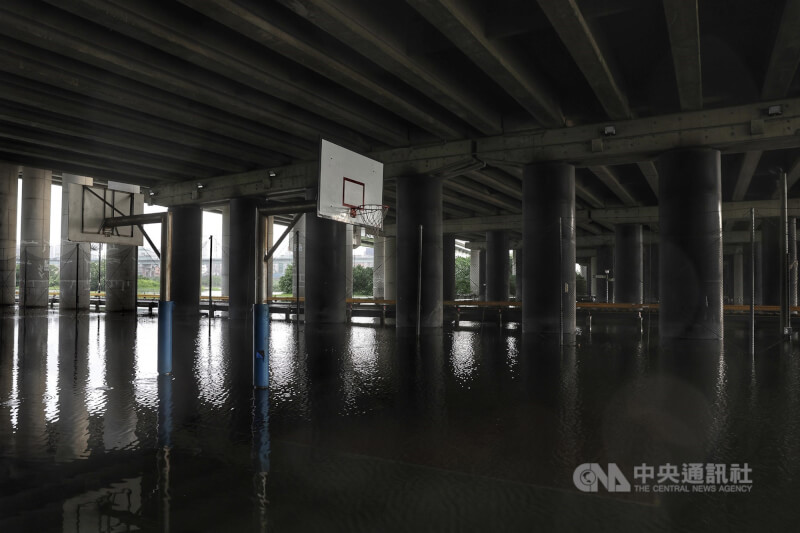 新北市4日下午遭雷陣雨侵襲,新莊區、樹林區及蘆洲區都傳出積淹水災情。新北市橋下一處籃球場積水嚴重。 中央社記者趙世勳攝 111年7月4日