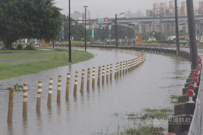 新北市4日下午雷陣雨,包括新莊區、樹林區及蘆洲區時兩量超過50毫米,造成多處積淹水。新北市二重疏洪道積淹水,一旁的腳踏車道已被淹沒。中央社記者趙世勳攝 111年7月4日