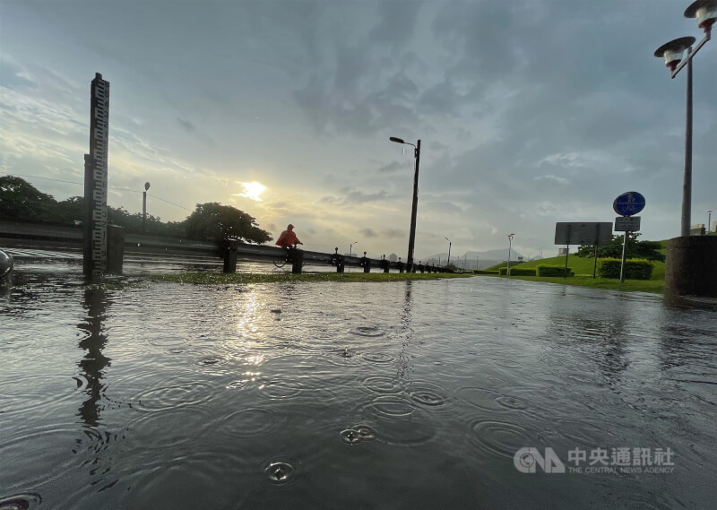 新北市4日下午遭雷陣雨侵襲,新莊區、樹林區及蘆洲區都傳出積淹水災情。新北市二重疏洪道一旁道路積水。中央社記者趙世勳攝 111年7月4日