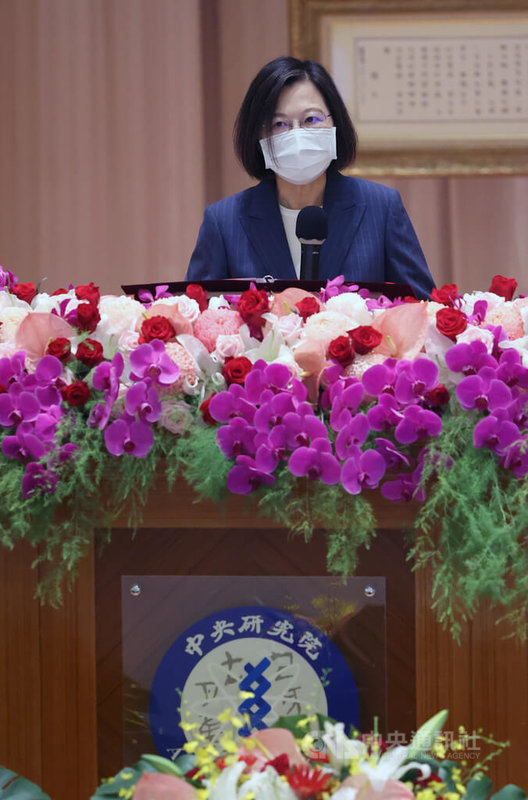中央研究院第34次院士會議開幕式4日在中研院人文社會科學館國際會議廳舉行,總統蔡英文(圖)出席致詞時感謝中研院對政策的支持。中央社記者鄭傑文攝 111年7月4日