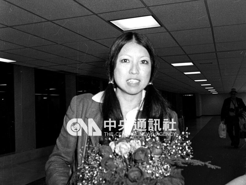 倪匡、古龍與三毛(圖)曾立下「生死之約」,誰先過世,就要盡其所能令魂魄回到陽間,與生者相聚、溝通。圖為1981年5月旅居西班牙的三毛回國參加金鐘獎頒獎典禮。(中央社檔案照片)