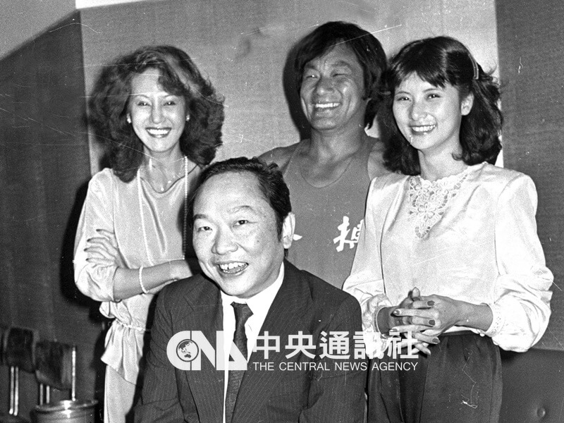 香港作家倪匡生前與古龍(前)、三毛交情深厚。1985年古龍過世,倪匡為好友寫了一幅輓聯及300字訃告文。圖為1981年3月古龍開拍「再世英雄」與演員李烈(後右起)、洪朝雄、張小蘭合影。(中央社檔案照片)