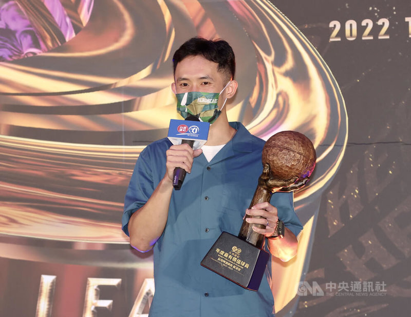 台灣職籃T1聯盟4日在台北舉辦頒獎典禮，台灣啤酒英熊主控蔣淯安（圖）獲得年度MVP，蔣淯安感謝聯盟給予這個舞台，讓球員們可以在場上被更多人看見，而球員也必須珍惜。中央社記者張皓安攝  111年7月4日