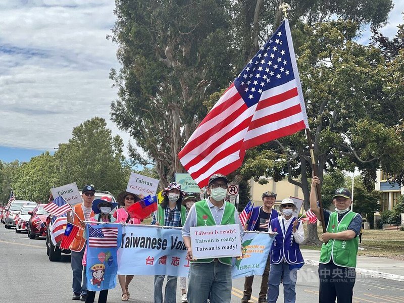 台裔社團參加7月4日加州聖荷西舉辦的美國國慶遊行，表達融合並以行動呼喊「台灣加油、Yes台灣」。中央社記者周世惠聖荷西攝  111年7月5日