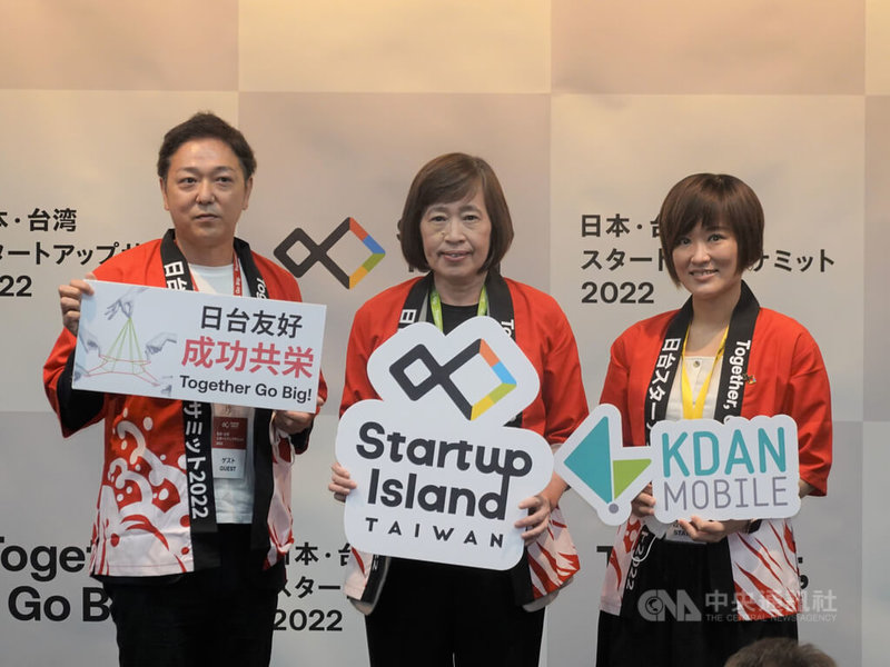 國發會副主委高仙桂(中)率領包括旅遊電商平台KKday、聯齊、gogolook、iKala等33家台灣新創到日本。此行目的之一就是要期盼台灣新創可強化與日本企業合作。中央社記者楊明珠東京攝 111年7月5日