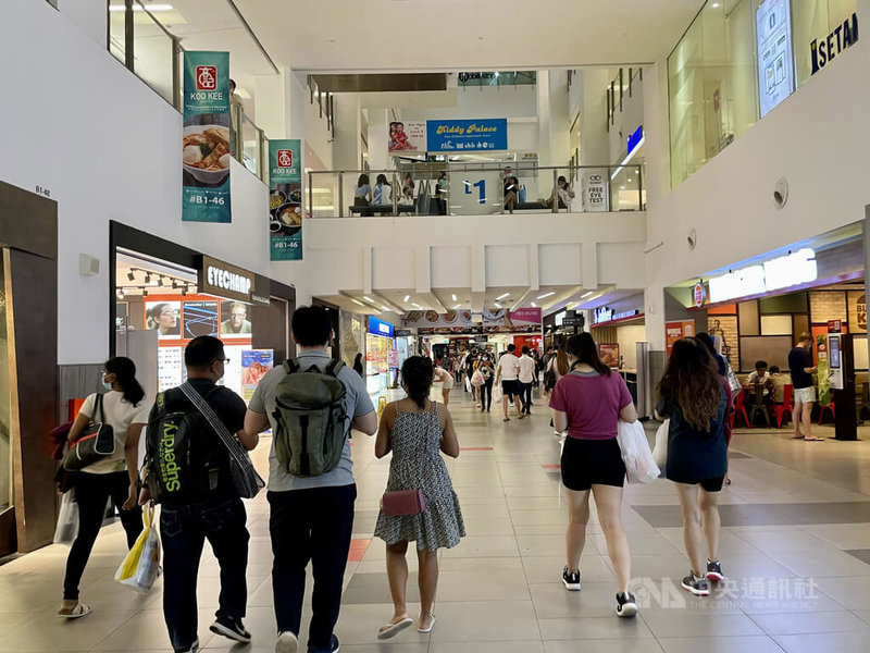 受到Omicron亞型變異株BA.4及BA.5傳播影響，新加坡5日新增1萬2784人確診COVID-19（2019冠狀病毒疾病）。圖為當地一家購物商場內的人群。中央社記者侯姿瑩新加坡攝 111年7月5日