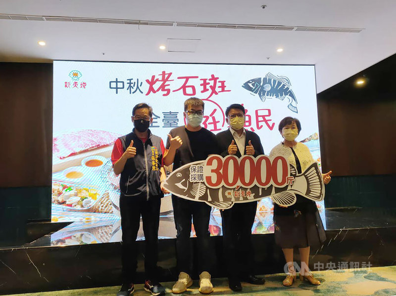 中國禁止台灣石斑魚進口,新天地餐飲集團宣布下半年採購3萬台斤,屏東縣長潘孟安(右2)5日到台中市感謝業者力挺,協助養殖業者度過難關。中央社記者郝雪卿攝 111年7月5日