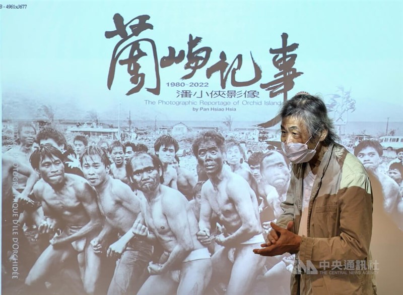 攝影家潘小俠3日在台北發表新書「蘭嶼記事:潘小俠影像1980–2022」,他40多年來記錄拍攝達悟族,從陌生、熟悉到被接受擁抱,並將這段漫長生命的過程轉化成作品。中央社記者王飛華攝 111年7月3日