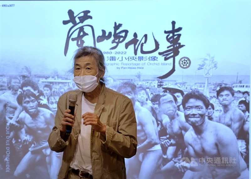 攝影家潘小俠3日在台北發表新書「蘭嶼記事：潘小俠影像1980–2022」，他用光陰捕捉蘭嶼真實動人的面貌，呈現潘小俠個人的攝影風格。中央社記者王飛華攝　111年7月3日