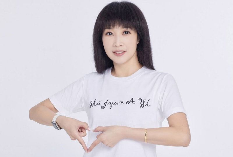 打選戰要銀彈,藍綠各陣營在籌募小額捐款上各出奇招,參選連任的國民黨新北市議員蔡淑君推出走簡約風的聯名潮T。(蔡淑君提供)中央社記者王鴻國傳真 111年7月5日