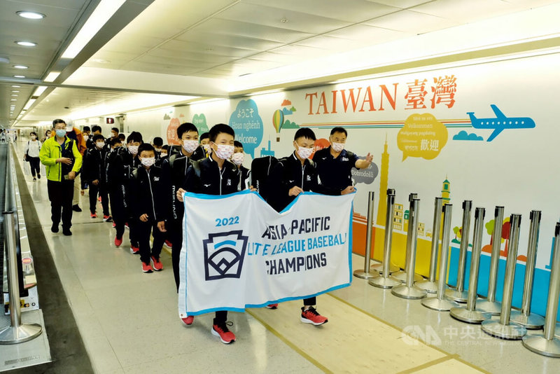 2022年世界少棒聯盟(LLB)亞太區少棒錦標賽由台北市福林國小棒球隊拿下冠軍,取得亞太區代表權將前進美國威廉波特打世界賽,球員們5日載譽歸國,家長們特別組團前往桃園機場接機。中央社記者吳睿騏桃園機場攝 111年7月5日