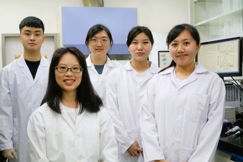 國立陽明交通大學生化暨分子生物研究所助理教授廖韋晴（前排左）帶領研發團隊製造出DNA水凝膠膠囊，未來有機會用於癌症檢測。（陽明交大提供）中央社記者許秩維傳真 111年7月5日
