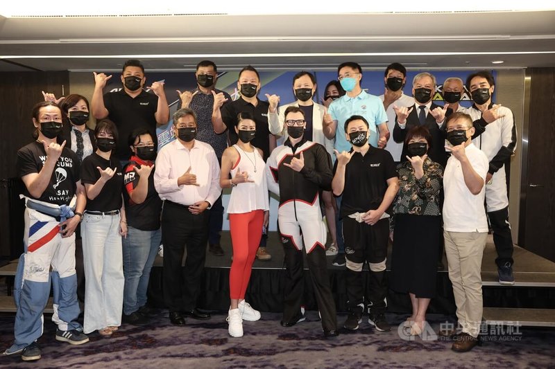 安捷航空攜手台東縣政府5日上午在台北舉行記者會,宣布將推出高空跳傘系列活動,安捷航空董事長高健祐(後左3)、台東縣副縣長王志輝(後左4)親自出席推廣台東觀光事業,希望更多民眾接觸跳傘運動。中央社記者趙世勳攝 111年7月5日