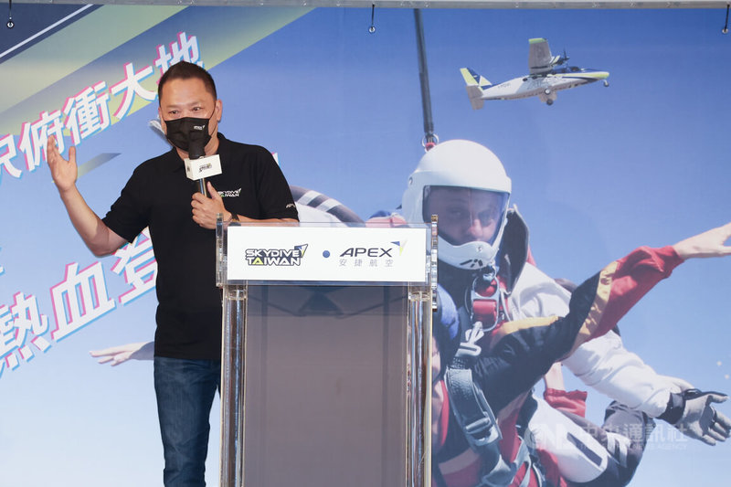 安捷航空5日在台北舉行記者會,宣布將在台灣推廣高空跳傘活動;安捷航空董事長高健祐表示,有信心逐步推動這項活動在台灣的長期發展,讓熱愛跳傘、想要跳傘的國人,未來不必再遠赴國外,並教導民眾正確認識安全的高空跳傘。中央社記者趙世勳攝 111年7月5日