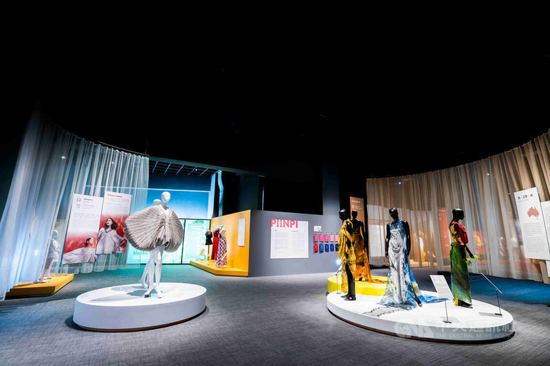 國立台灣史前文化博物館南科考古館全新特展「第一浪潮:當代澳洲與台灣原住民時裝藝術展」5日開幕,此次展覽為難得的跨國際交流,「澳洲展區Piinpi」(右側)與「台灣展區」(左側)展出上百件作品。(史前館提供,Lisin Mayaw攝影)中央社記者楊思瑞台南傳真 111年7月5日