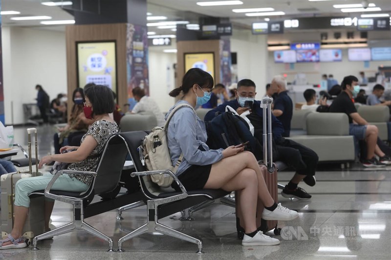 國內5日新增3萬5914例本土確診病例。圖為國內線旅客戴口罩在松山機場等待航班。（中央社檔案照片）