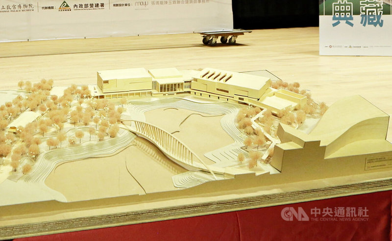 故宮南院新館國寶館因建材價格飆漲,導致工程延誤,故宮南院處長彭子程5日指出,追加預算到31億元,已有廠商投標,8日將評選,盼可順利發包。圖為國寶館模型。中央社記者蔡智明攝 111年7月5日