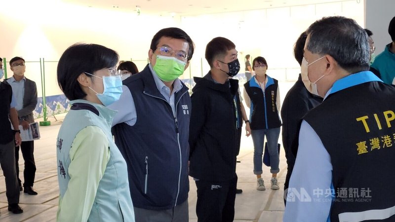 高雄港旅運大樓將於8月陸續完工,交通部長王國材(前左2)5日上午前往視察並聽取港務公司簡報,他在會後指示港務公司旅運建設應持續掌握進度,導入5G AIoT科技,打造高雄港成為南部郵輪母港。中央社記者洪學廣攝 111年7月5日