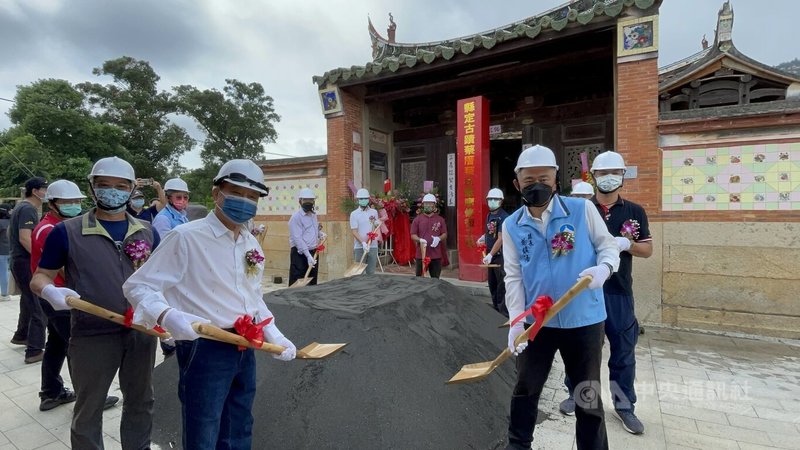 金門縣定古蹟蔡厝蔡氏家廟修復工程5日動土,縣長楊鎮浯(前右)和縣議會議長洪允典(前左)等人共同執鏟;工程預定2023年10月完工。中央社記者黃慧敏攝 111年7月5日