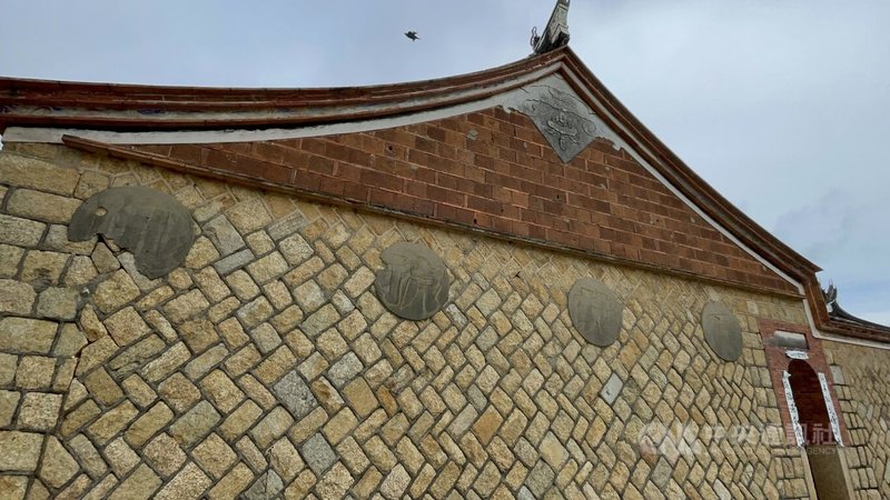 金門縣定古蹟蔡厝蔡氏家廟修復工程5日動土,金門縣文化局表示,古厝外牆因國軍駐紮而留有的「反共抗俄」標語將不移除,牆上彈孔也見證昔日金門戰地歲月。中央社記者黃慧敏攝 111年7月5日