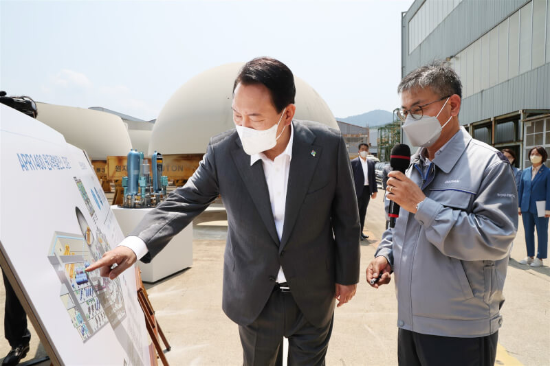 韓國政府5日在國務會議中擬定新能源政策方向，改為積極活用核電。圖為6月韓國總統尹錫悅（前左）參觀位在昌原的斗山能源公司。（韓聯社）