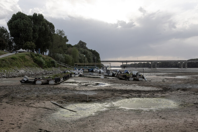 義大利波河河谷近幾周乾旱情況惡化，羅馬當局7月4日宣布義北5個地區進入緊急狀態。圖為6月28日義大利倫巴底乾涸的河床。（安納杜魯新聞社）