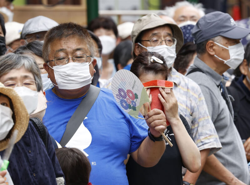 日本疫情持續走高，5日新增確診病例再度超過3萬例，重回5月底疫情水準。圖為3日大阪街頭的民眾。（共同社）