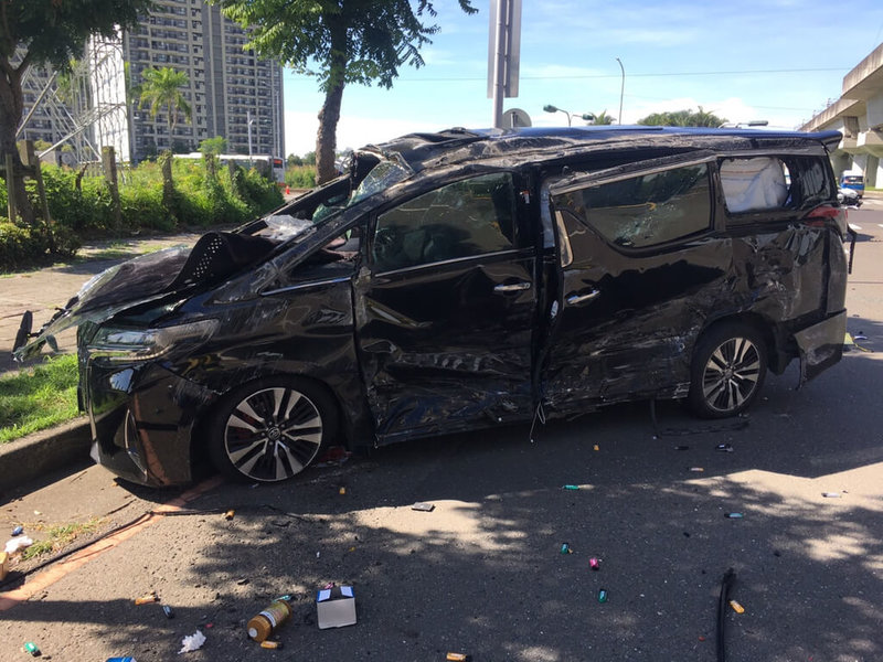 民進黨立委蔡易餘6日上午搭車跑行程,嘉義縣太保市168線道與台37線發生車禍,共3人受傷送醫,圖為蔡易餘黑色座車嚴重毀損。(嘉義縣消防局提供)中央社記者蔡智明傳真 111年7月6日
