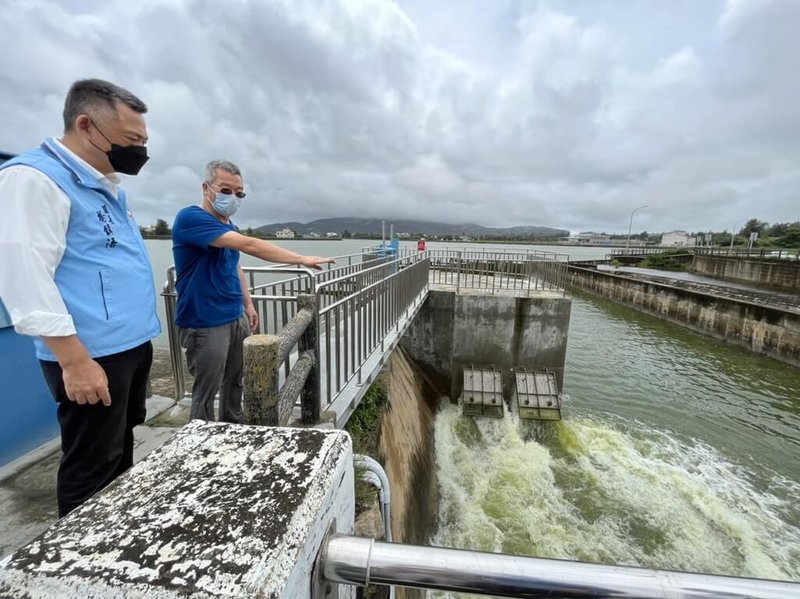 金門連續幾天豪大雨,6日清晨累積雨量78.5毫米,為近3年單日最大降水,部分地區積水。縣長楊鎮浯(左)和金沙鎮長吳有家(右)6日視察防洪設施。(金門政府提供提供)中央社記者黃慧敏傳真 111年7月6日