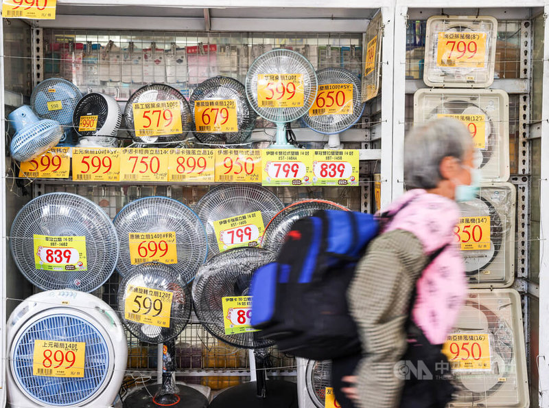 行政院主計總處6日下午公布6月消費者物價指數(CPI)年增率為3.59%,創下近14年新高。圖為民眾路過台北市萬華區一處在店外展示各式風扇的量販店前。中央社記者鄭清元攝 111年7月6日