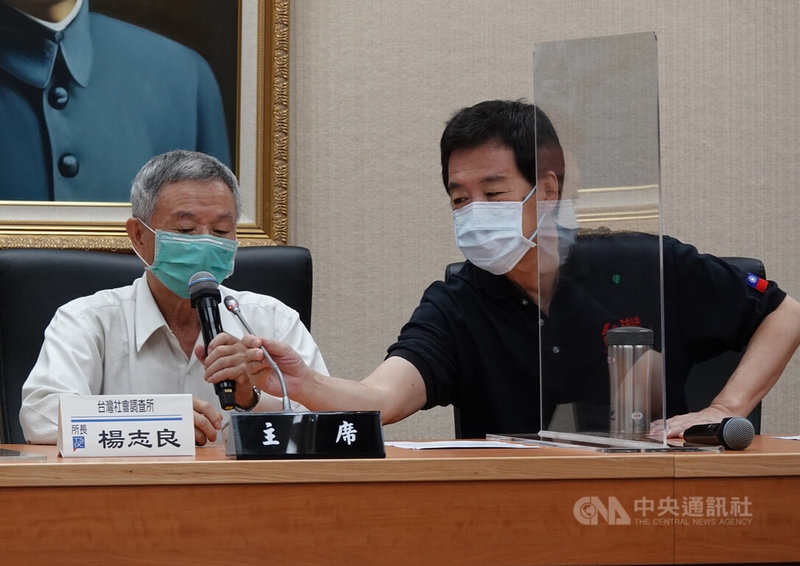 前衛生署長楊志良(左)、國民黨立委費鴻泰(右)6日在立法院舉行記者會,宣布將在8月7日為COVID-19往生者舉辦超渡法會,盼能撫慰往生者家屬的心靈。中央社記者鄭傑文攝 111年7月6日