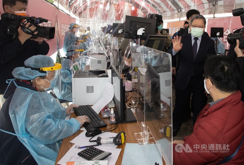 圖為財政部長蘇建榮5月2日赴台北國稅局視察綜合所得稅結算申報情形,慰問工作人員辛勞。(中央社檔案照片)