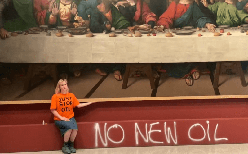 英國反石油團體Just Stop Oil的抗議人士在英國皇家藝術學院把手黏在達文西名畫「最後的晚餐」複製品畫框。（圖取自Just Stop Oil官方網頁juststopoil.org）