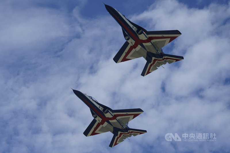 空軍第七飛行訓練聯隊6日在台東志航基地進行動態展示，圖為國產的勇鷹高教機空中分列式。中央社記者徐肇昌攝  111年7月6日