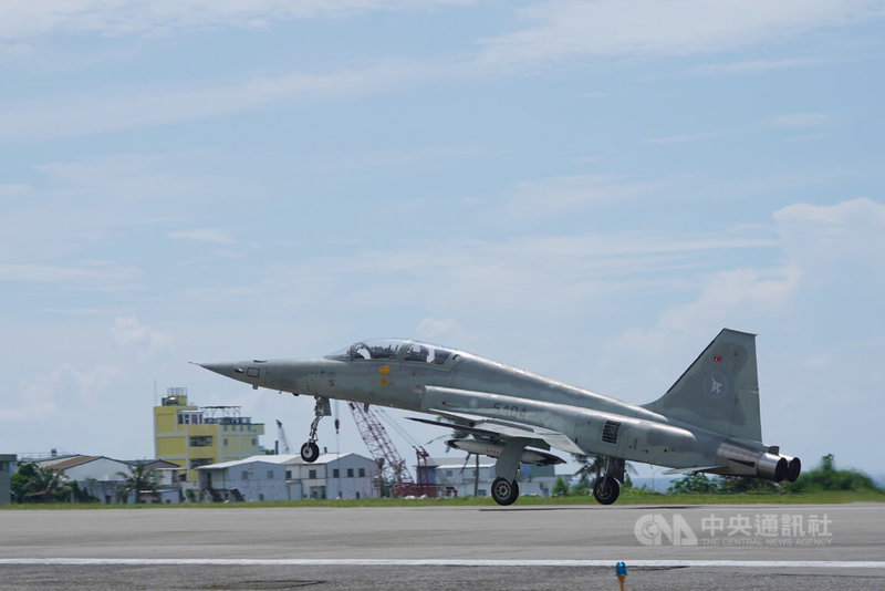 空軍第七飛行訓練聯隊6日在台東志航基地，進行F-5型機的動態展示。中央社記者徐肇昌攝  111年7月6日