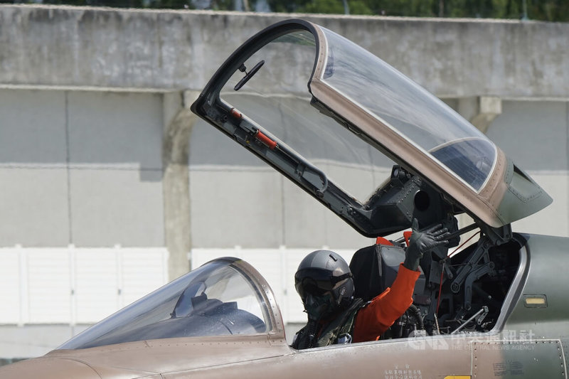 空軍第七飛行訓練聯隊6日在台東志航基地進行勇鷹高教機與F-5型機（圖）動態展示，飛行員在出發前向媒體揮手致意。中央社記者徐肇昌攝  111年7月6日