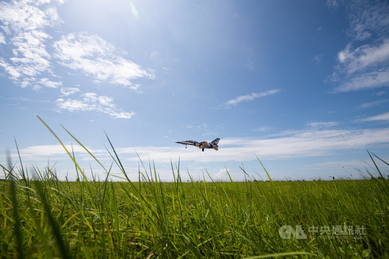 漢翔已交機4架勇鷹新式高級教練機給空軍，並於6日上午大秀性能，執行衝場不落地再起飛科目。中央社記者游凱翔攝  111年7月6日