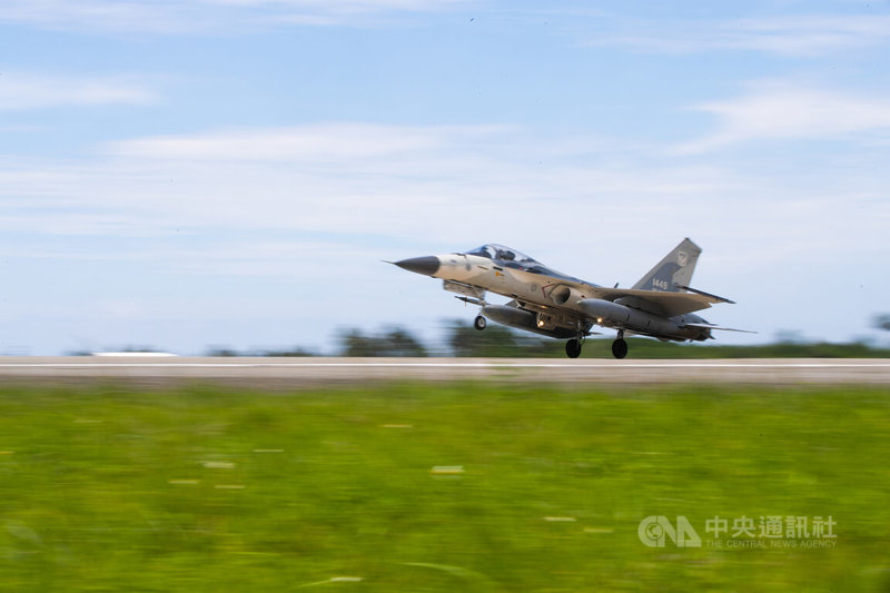 駐防台東空軍志航基地IDF戰機，6日上午起飛執行戰備任務訓練。中央社記者游凱翔攝 111年7月6日