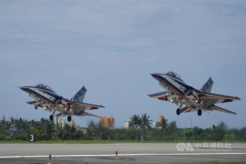 空軍第七飛行訓練聯隊6日在台東志航基地進行勇鷹高教機（圖）動態展示，兩架飛機在跑道上馳騁拉升起飛。中央社記者徐肇昌攝  111年7月6日