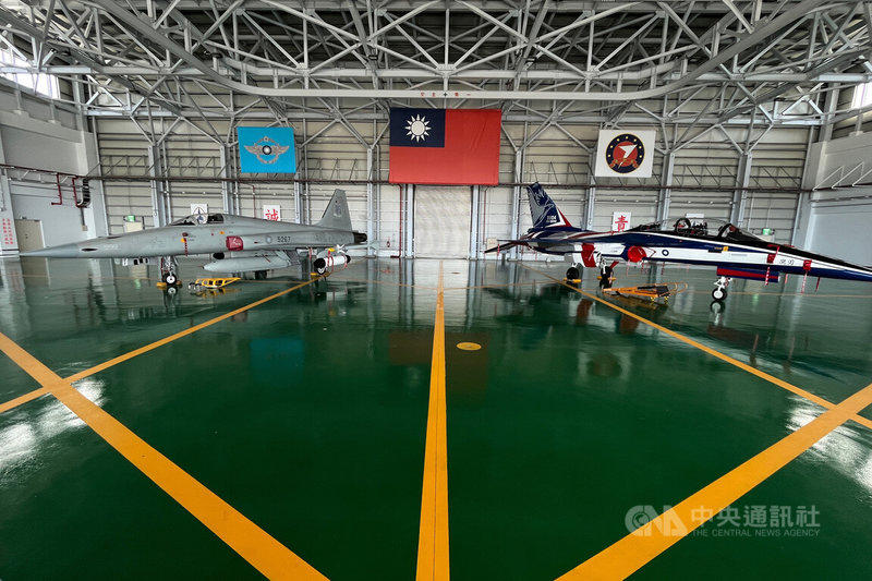 國防部7日邀媒體前往台東志航基地參訪,在新修護棚廠靜態展示勇鷹高教機(右)性能,並與目前部訓機F-5戰機(左)同框,象徵薪火傳承。中央社記者徐肇昌攝 111年7月6日