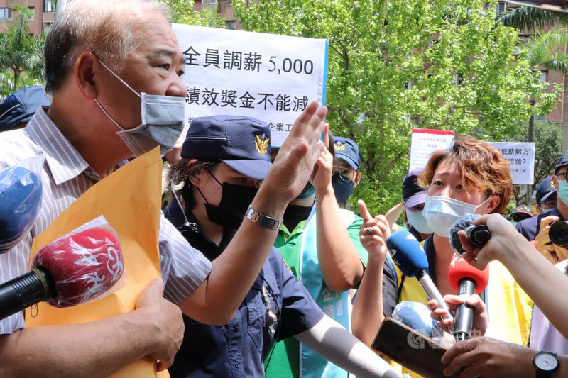 中華快遞企業工會6日上午到交通部前抗議,要求為基層人員實質加薪,且不扣績效獎金,中華快遞董事長黃振忠(左)現場與工會顧問葉瑾瑜(右)爭論協議內容。中央社實習記者李欣縵攝 111年7月6日