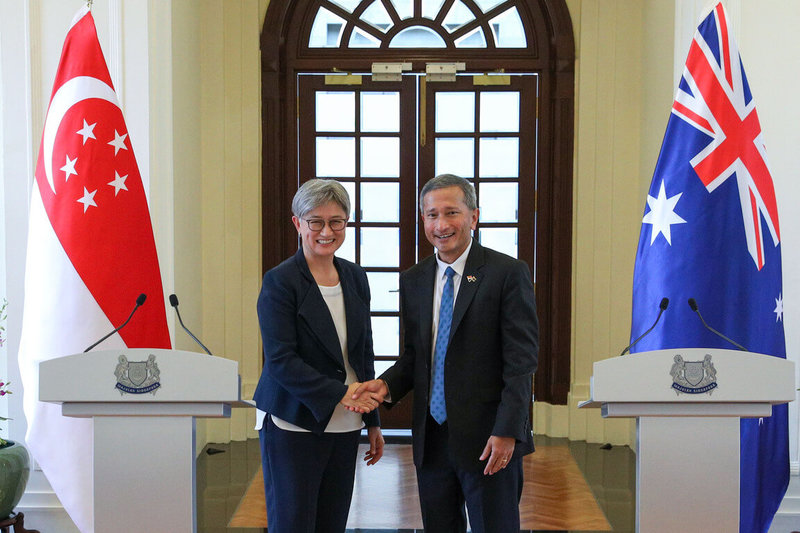 澳洲外交部長黃英賢（左）6日訪問新加坡，與星國外長維文（Vivian Balakrishnan）舉行聯合記者會。（新加坡外交部提供） 中央社記者侯姿瑩新加坡傳真  111年7月6日