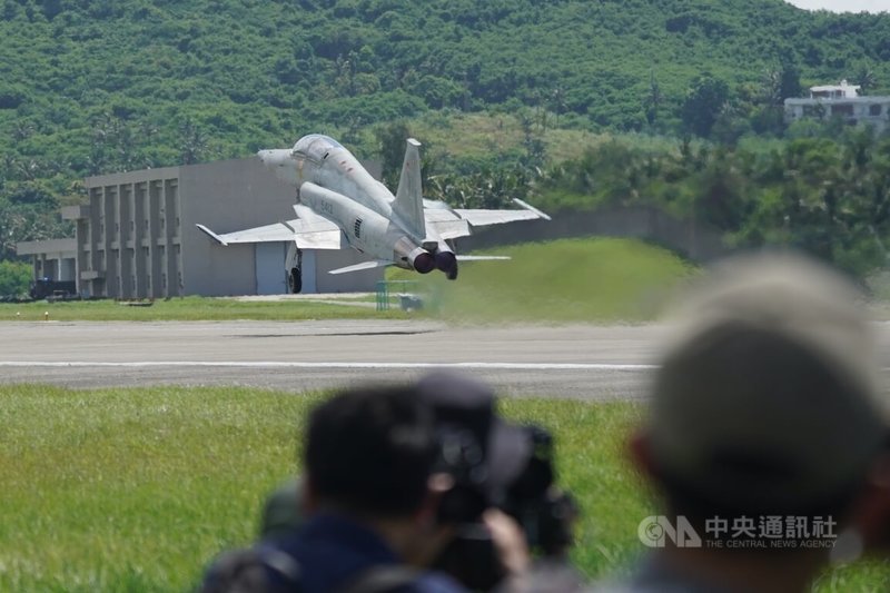 國防部6日上午邀訪媒體前往台東志航基地，動態展示F-5型機性能，圖為F-5戰機起飛執行戰備任務訓練。中央社記者徐肇昌攝  111年7月6日