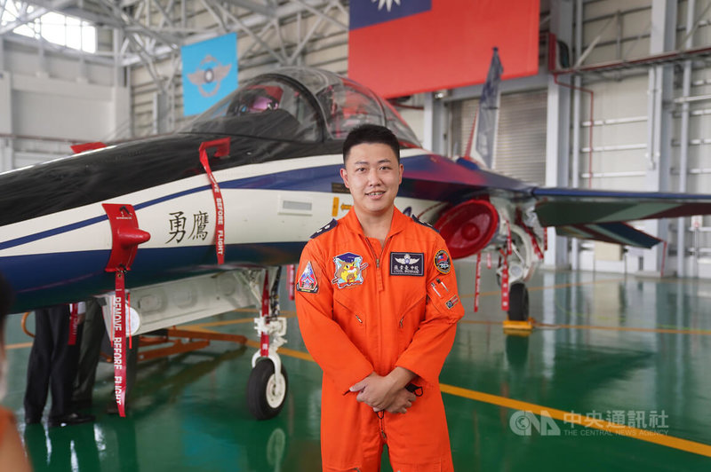 空軍第七飛行訓練聯隊6日在台東志航基地展示勇鷹高教機裝備性能,首批勇鷹種子教官張崇豪表示,與過去飛行IDF經國號戰機相較,勇鷹機進場速度明顯降低,操作過程中有充分餘力交互檢查,降低學員操作風險。中央社記者徐肇昌攝 111年7月6日