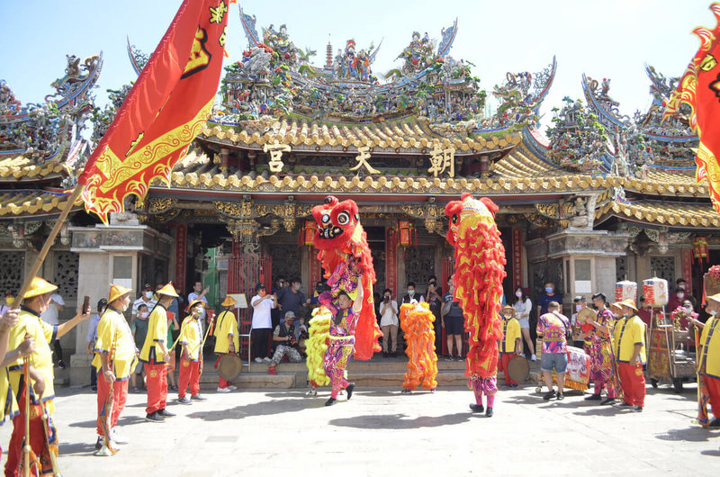 南非開普敦朝天宮媽祖飛行1萬3000多公里回台進香謁祖,北港朝天宮6日安排千里眼、順風耳將軍及獅陣等陣頭盛大相迎,鞭炮聲不絕於耳。中央社記者蔡智明攝 111年7月6日