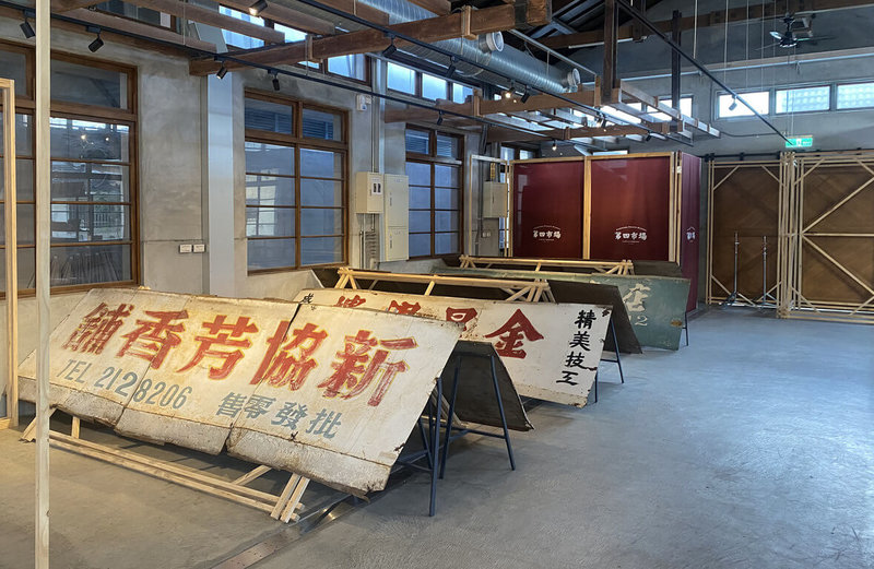 建於日治時期的台中市「第四市場」原名干城町消費市場,整建後以新舊並存方式呈現,保留原攤台、屋架、太子樓及招牌等,同時融入早期市場元素,讓老市場有更多想像空間。(台中市政府提供)中央社記者趙麗妍傳真 111年7月6日