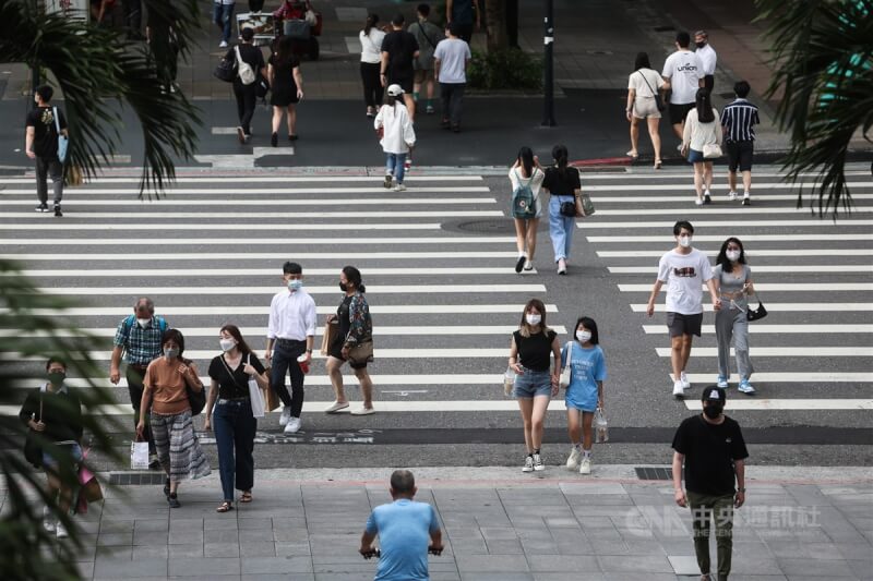 國內6日新增3萬4499例本土病例。圖為民眾戴口罩在台北市信義商圈逛街。（中央社檔案照片）