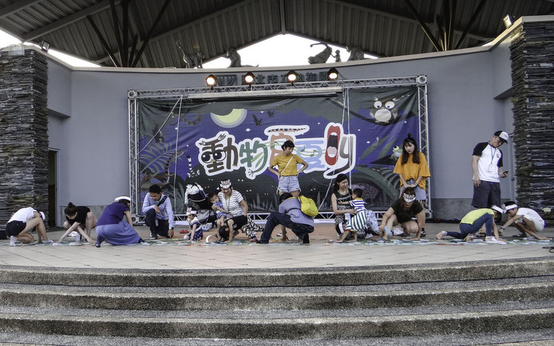 迎接暑假，台北市立動物園推出「動物夏夏叫」系列活動，7月9日至8月27日的每週六，延後至晚間9時打烊，還舉辦市集、闖關、帶動跳等各項節目。（台北市立動物園提供）中央社記者陳昱婷傳真  111年7月6日