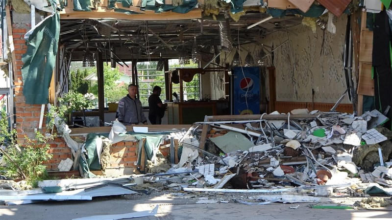 圖為6月烏克蘭首都基輔郊區一座加油站，在俄烏戰爭開打之初被摧毀，烏克蘭工人清理現場。（中央社檔案照片）