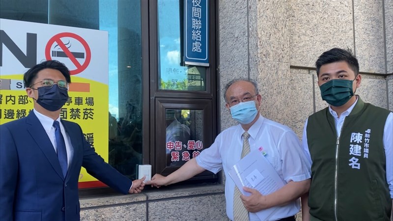 將參選桃園市長的新竹市長林智堅,遭國民黨籍台北市議員王鴻薇指論文涉抄襲,林智堅6日委由律師楊隆源(中)前往新竹地檢署,對王鴻薇提出加重誹謗罪的告訴。左為新竹市議員劉康彥。(新竹市政府提供)中央社記者郭宣彣傳真 111年7月6日